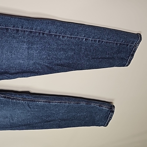American Eagle size 4 regular high rise stretch mom jeans - Picture 3 of 8